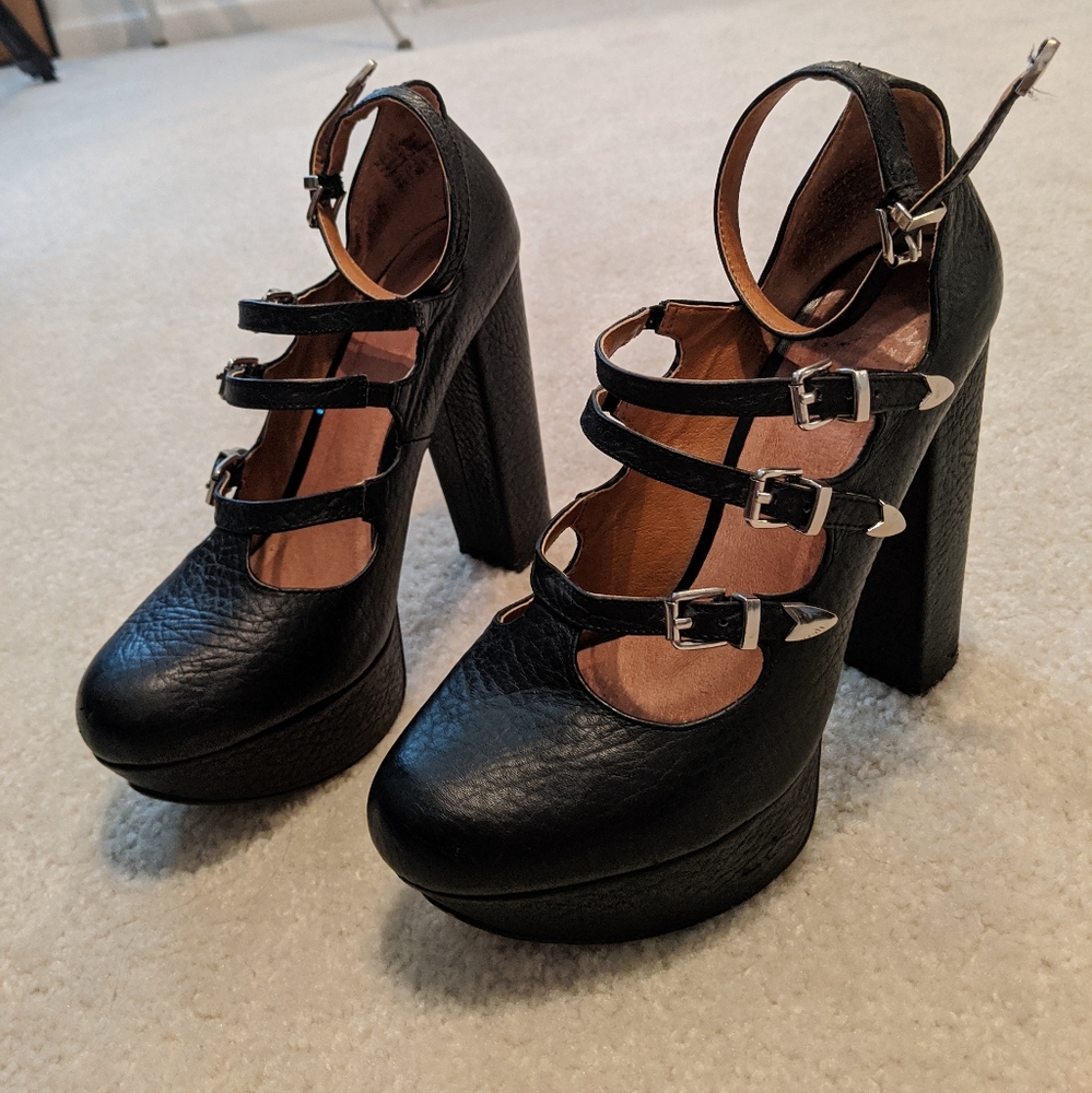 Shelly's London buckle platform